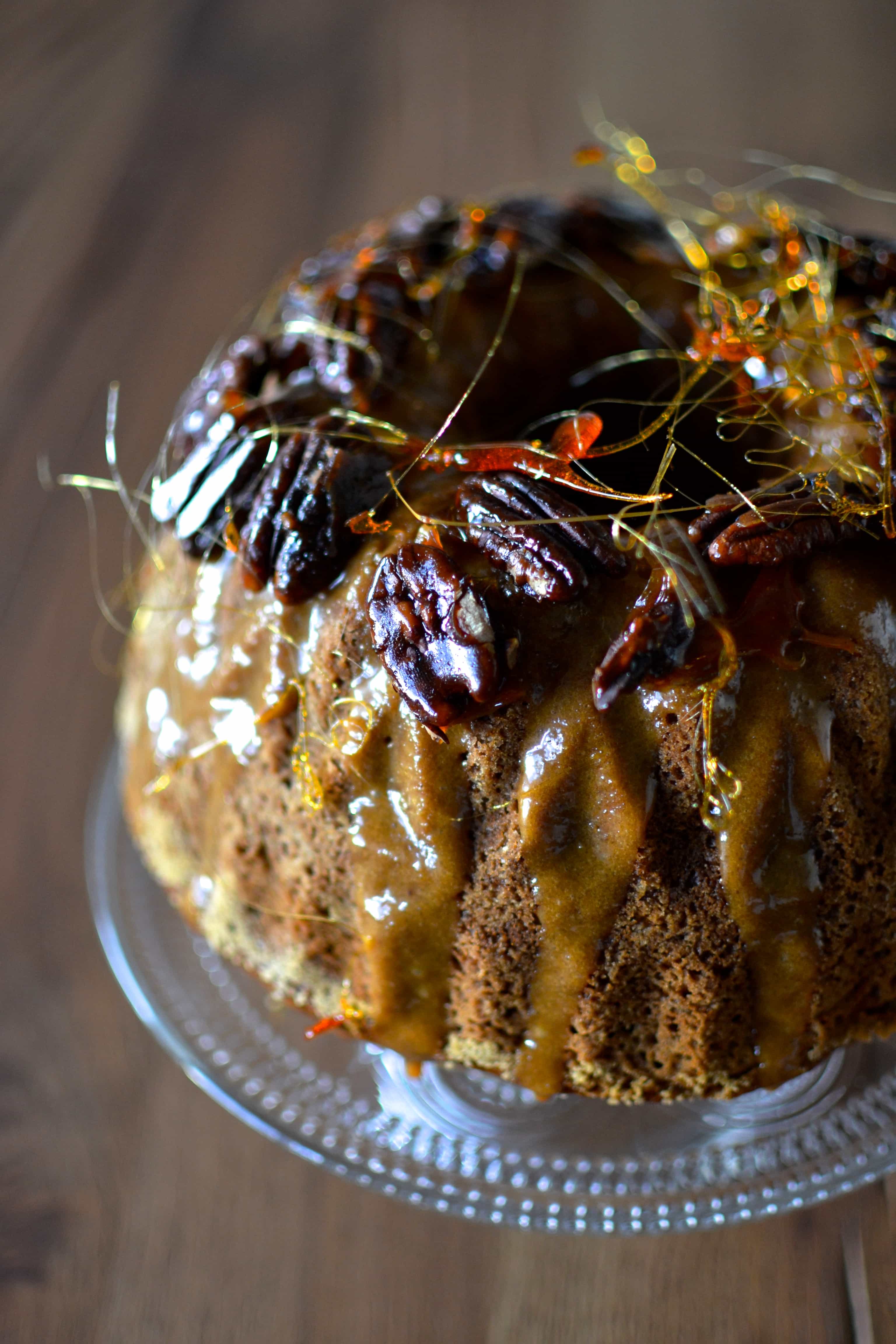 Hurra Hurra Der Herbst Ist Da Apfelgugelhupf Mit Karamellisierten Pekannussen Und Salzkaramell Laura Dreams Of Cakes