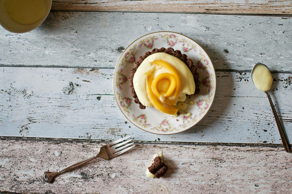 Schoko Vanille Tartelette mit Mango