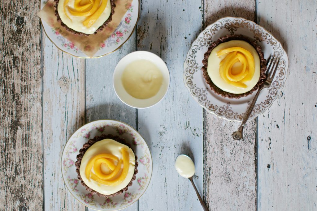 Schoko-Vanille Tartelettes mit Mango