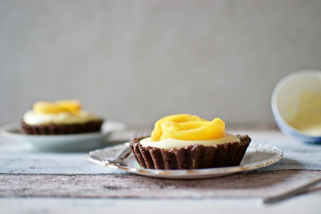 Schoko-Vanille-Tartelettes mit Mango