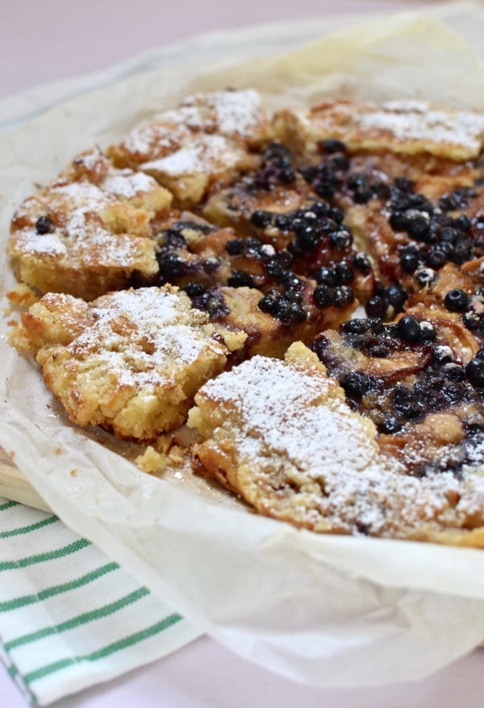 Pfirsich Galette mit Heidelbeeren