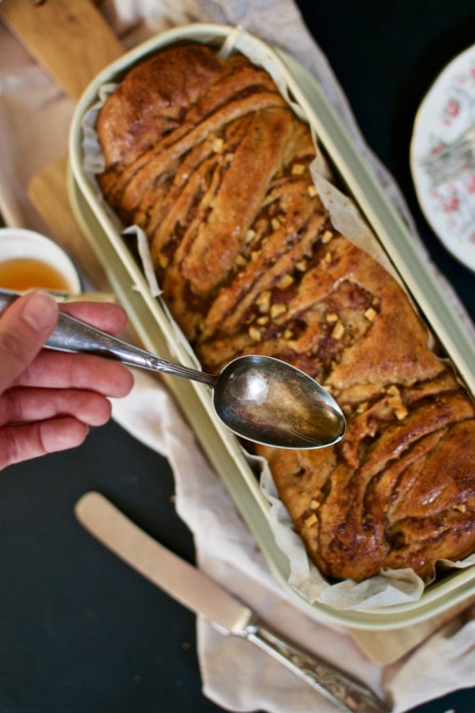 Dinkel Babka mit Apfel-Dattelfüllung