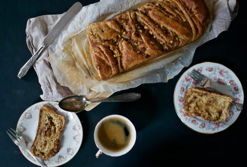 Dinkel Babka mit Apfel-Dattelfüllung