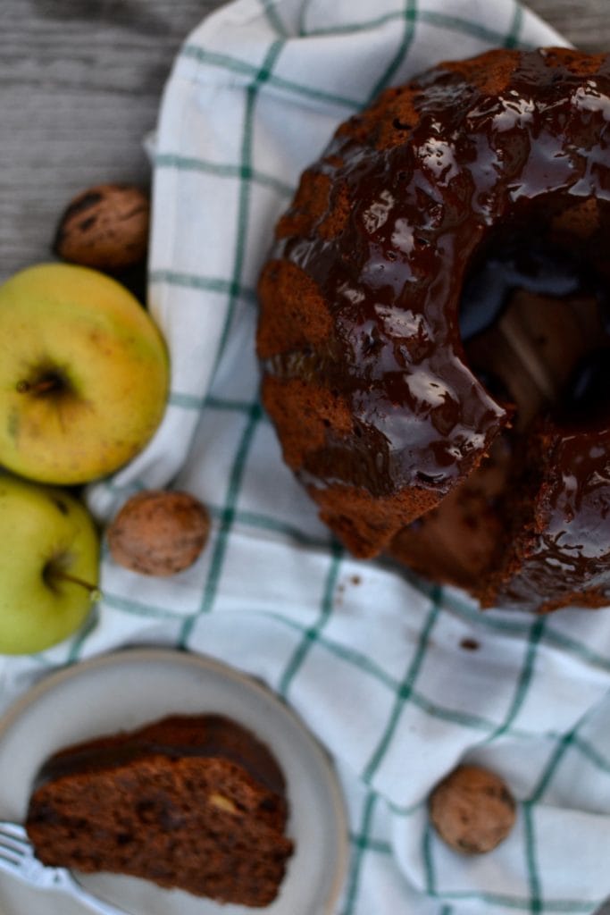 Apfel Walnuss Guglhupf mit Schokolade