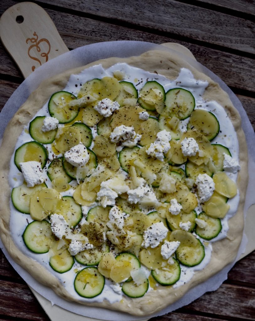 Zucchini Pizza mit Kartoffeln und Pecorino