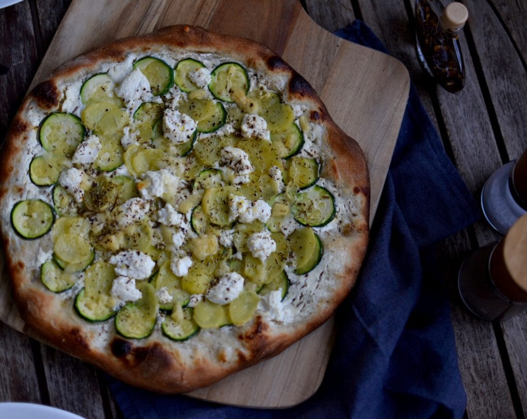 Zucchini Pizza mit Kartoffeln und Pecorino