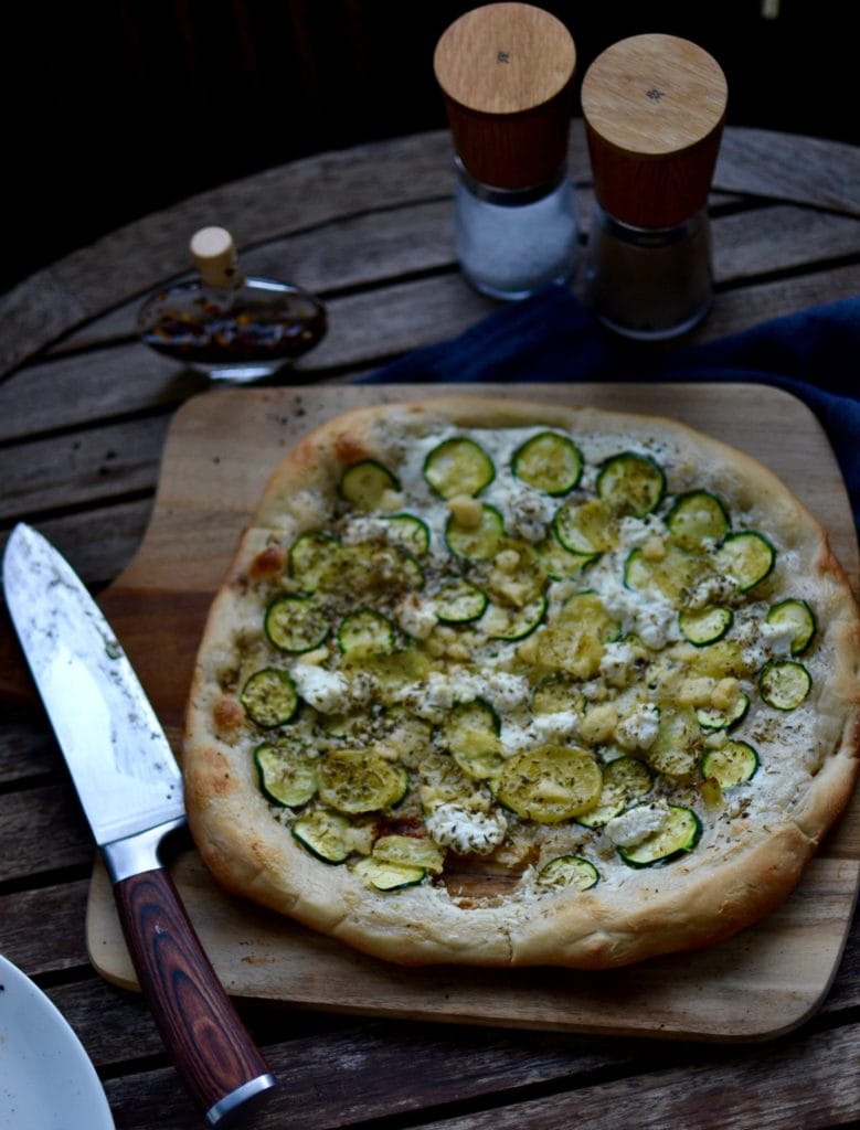 Zucchini Pizza mit Kartoffeln und Pecorino