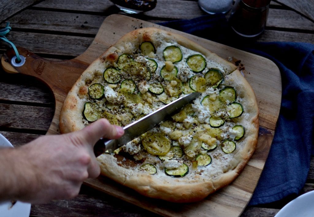 Zucchini Pizza mit Kartoffeln und Pecorino