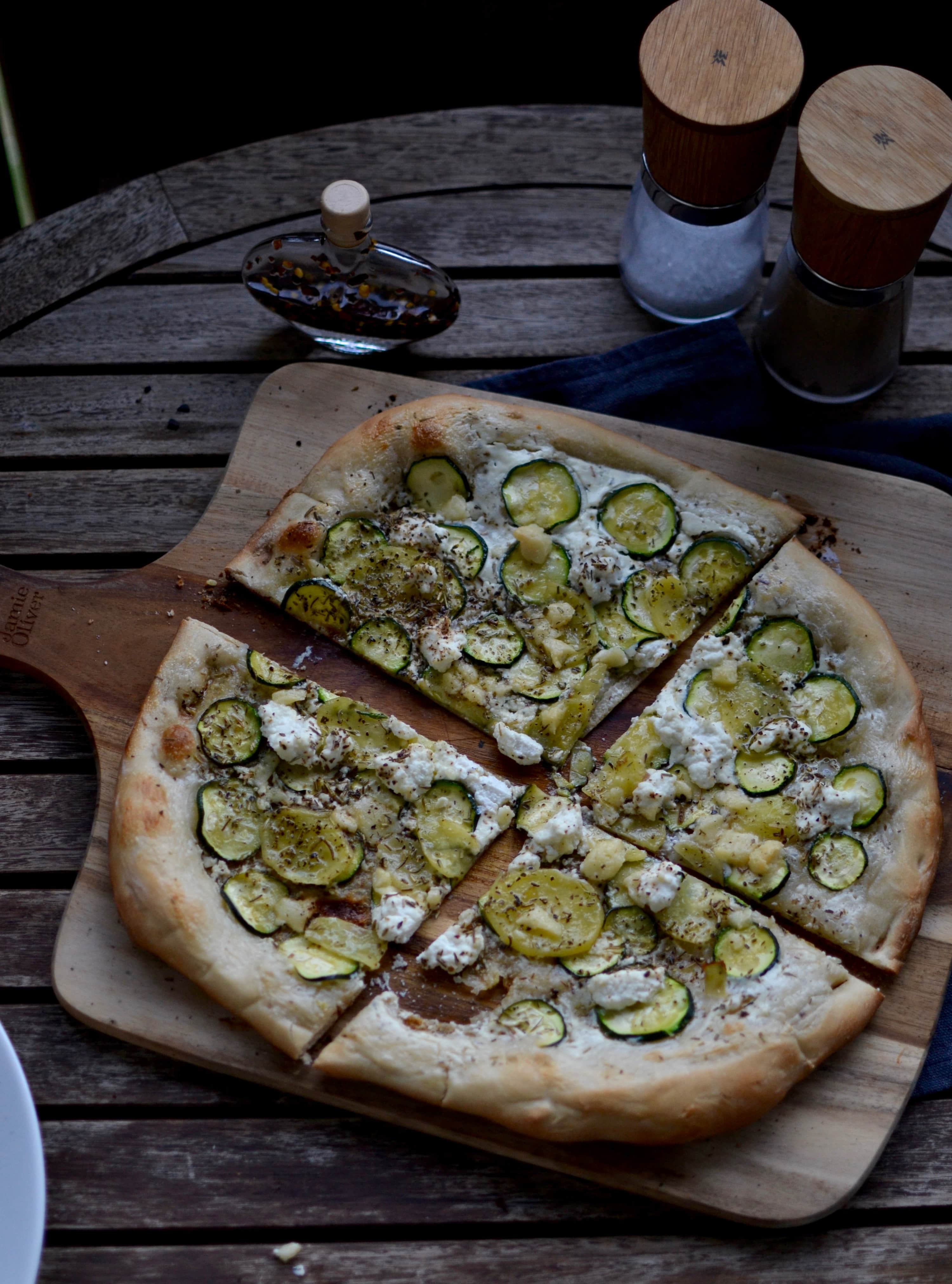 Zucchini Pizza mit Kartoffeln und Pecorino | Laura dreams of Cakes